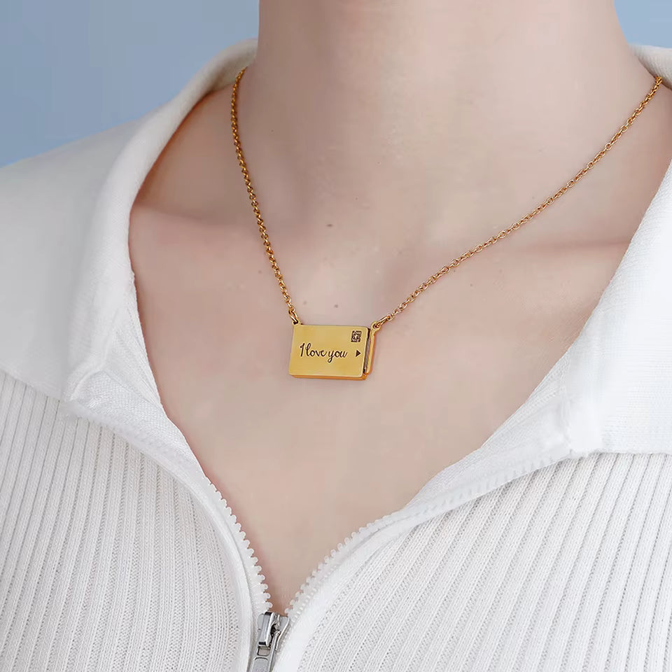 שרשרת מעטפה אישית ענודה על הצוואר
